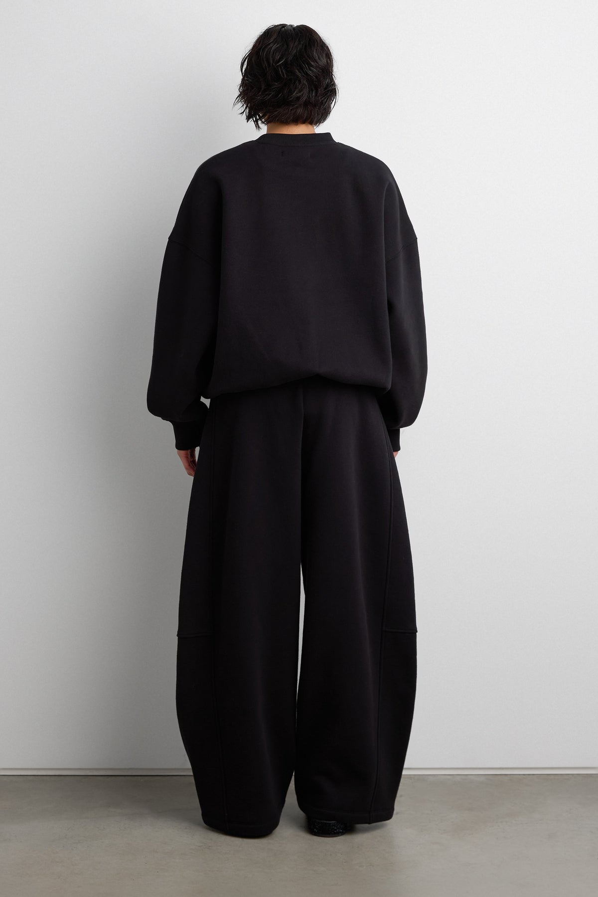 FLEECE STUDIO CREWNECK SWEATSHIRT WITH POCKETS