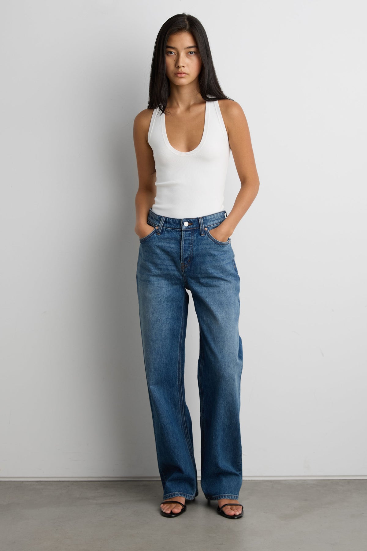 MID-RISE STRAIGHT LEG JEAN