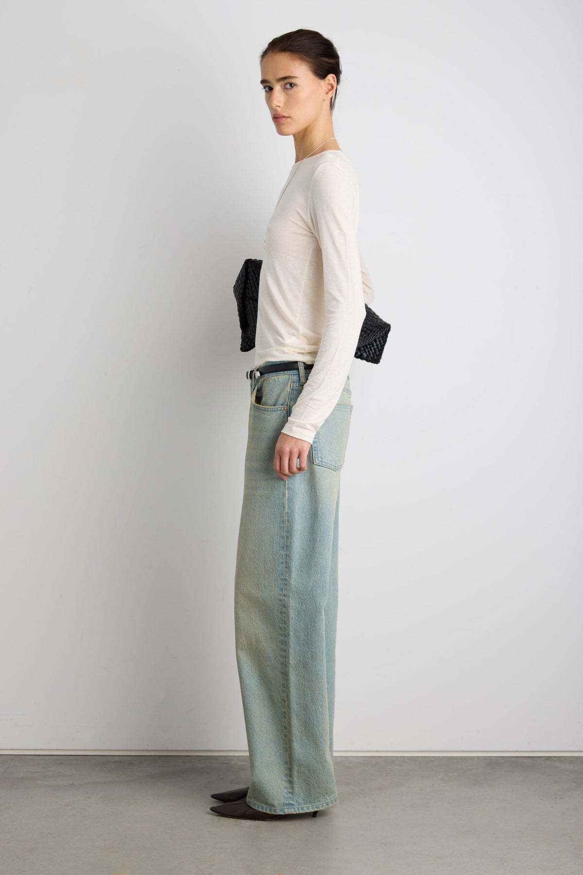 MID-RISE STRAIGHT LEG JEAN