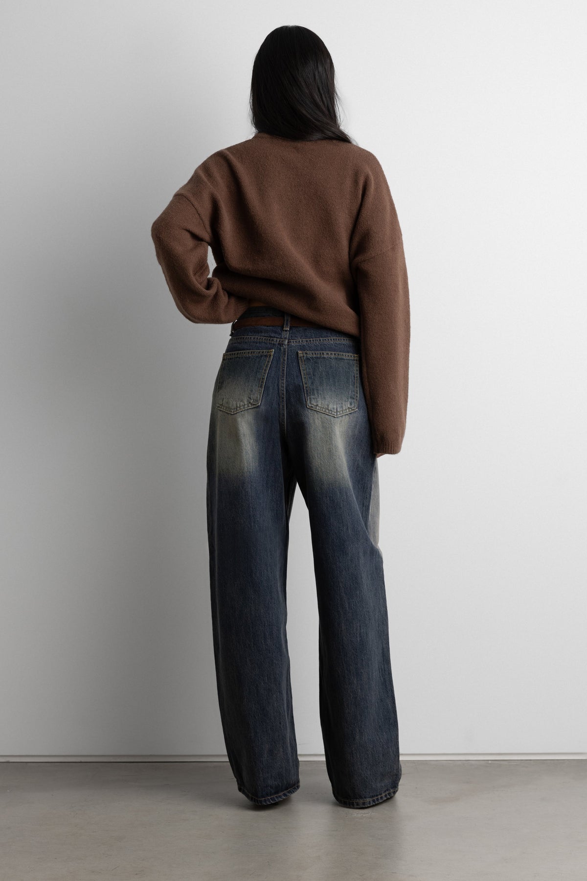 MID-RISE CURVED LEG DARK WASH JEAN