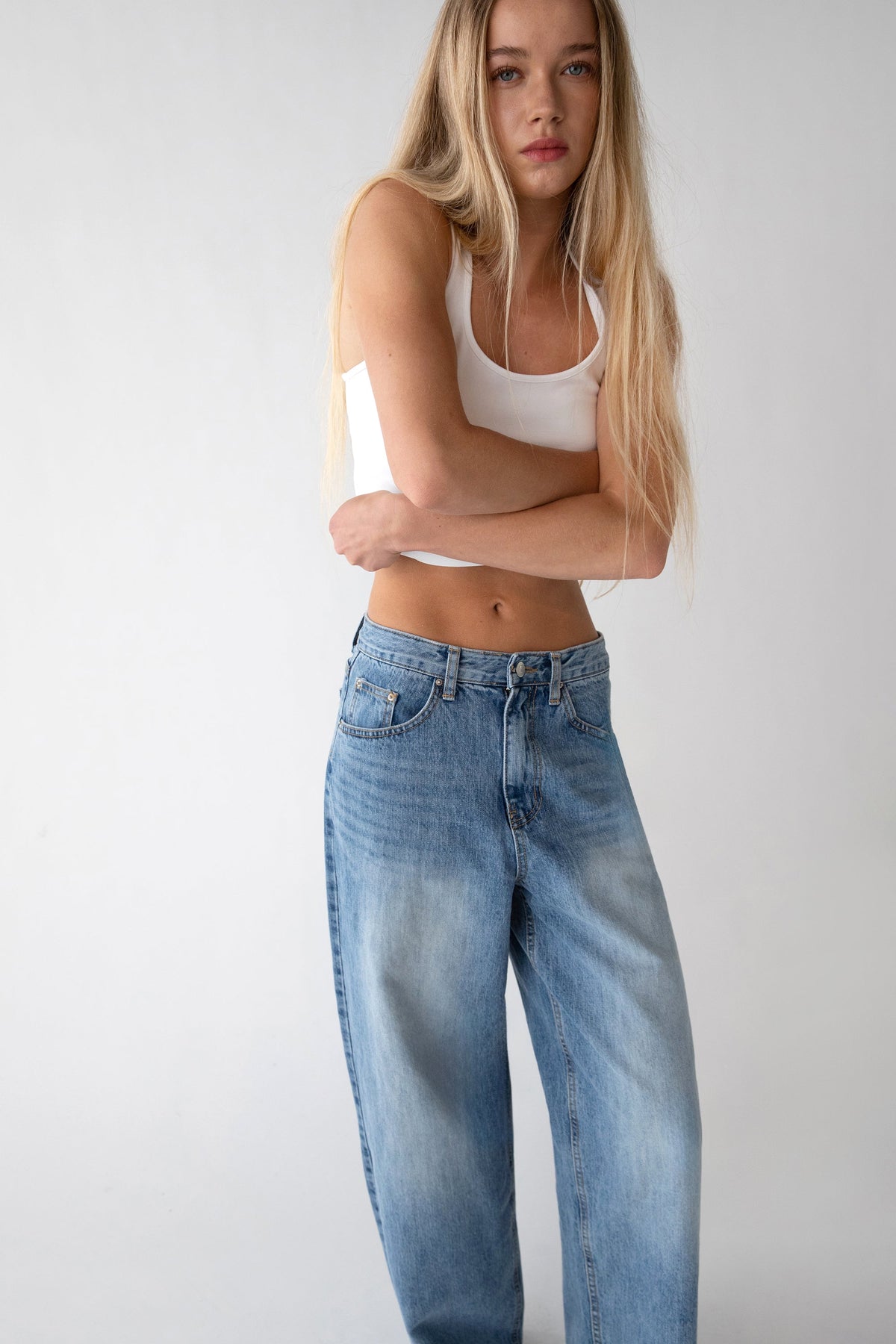 28" LENGTH LIGHT WASH CURVED LEG JEAN