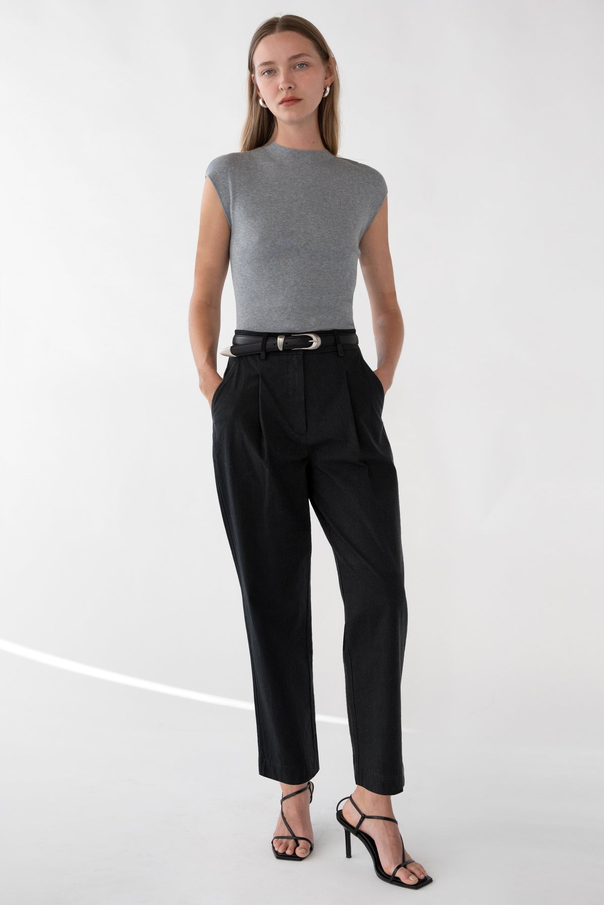 HIGH-RISE TAPERED PANT