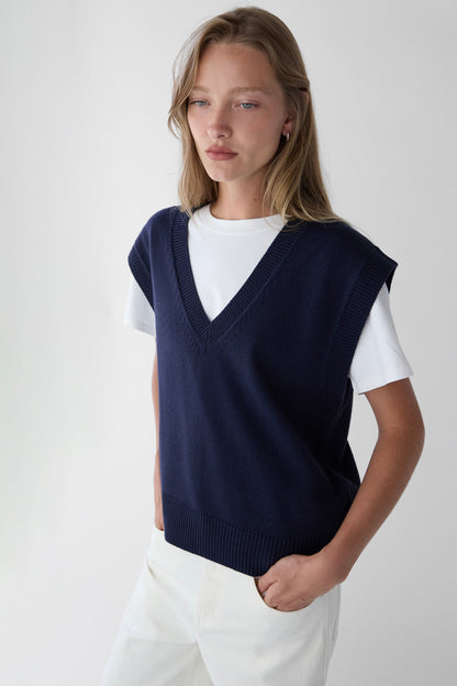V-NECK SWEATER VEST
