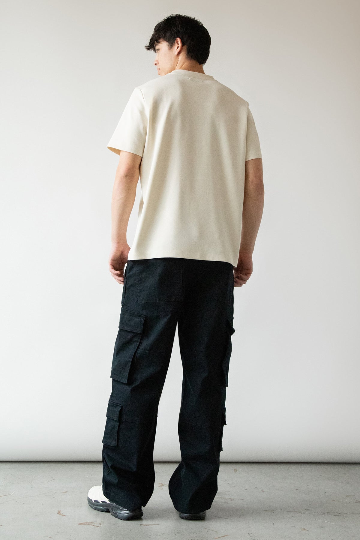 HEAVYWEIGHT CREWNECK T-SHIRT