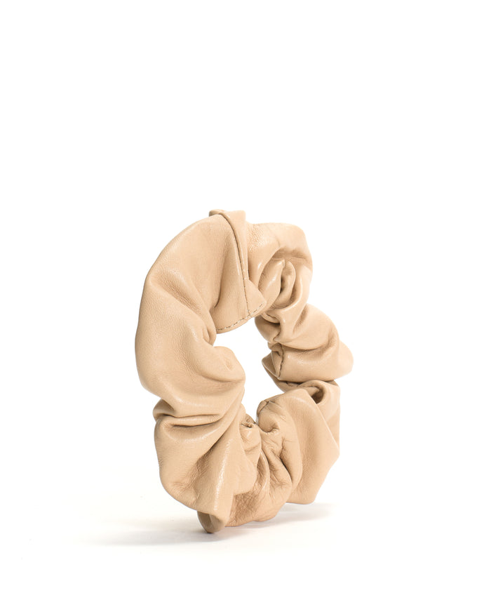 Sandie grand hair elastic Shiny lamb Vanilla cream - Anonymous Copenhagen
