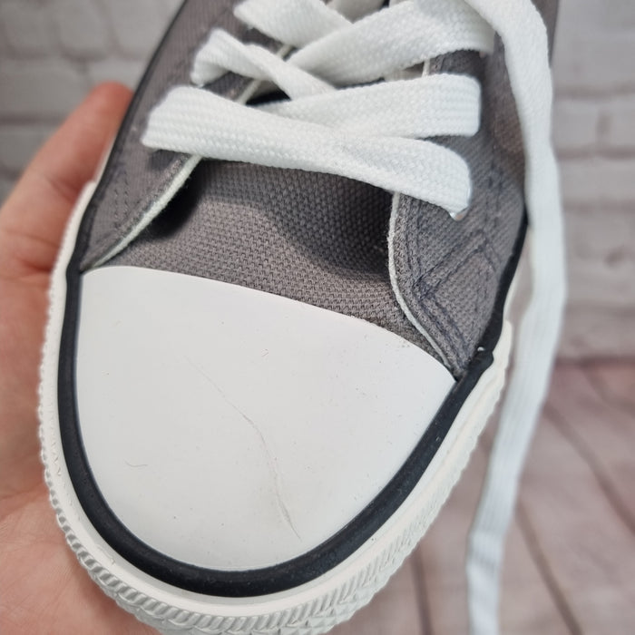 Sneakers grey. Plain or customized .flaw.
